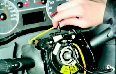 Снятие и установка контактного кольца звукового сигнала и подушки безопасности водителя