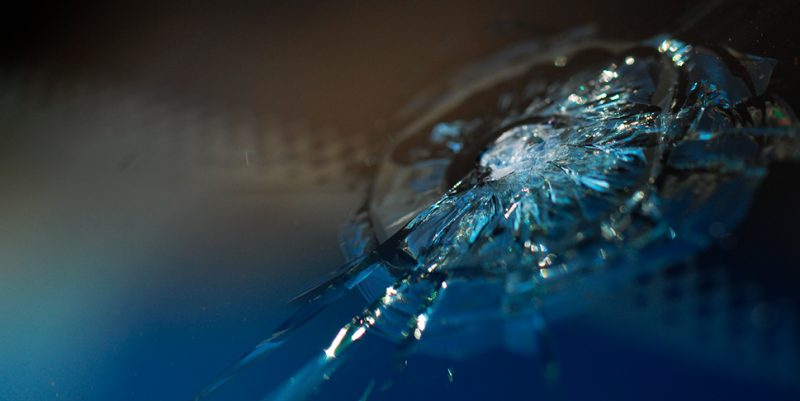 Как обезопасить лобовое стекло от повреждений?