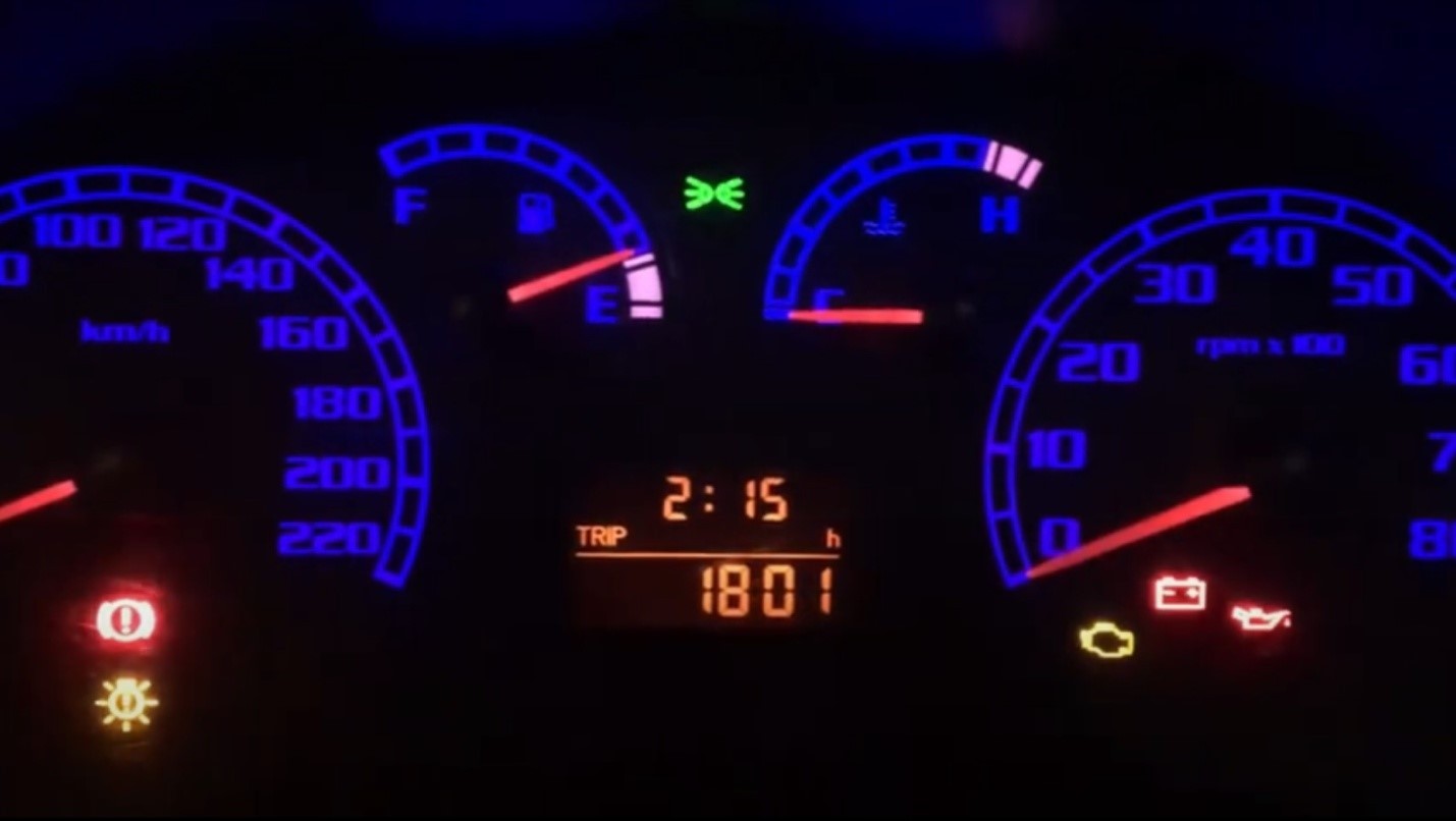 Fiat albea приборная панель обозначения. Fiat ducato 1 лампа давления масла. Фиат альбеа показания бортового компьютера. Фиат альбеа датчик градусника. Фиат альбеа горит лампочка.