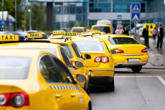 На что обратить внимание при поиске такси в Евпатории?